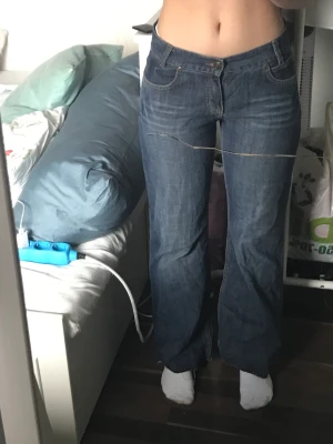 Low waiatet jeans - Ett par low waistet jeans i storlek  w28 men passar även mig som brukar ha w25, inte kommit till användning då det är därför jag säljer dem💕