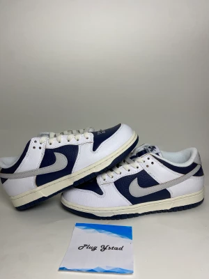 Nike SB dunk low ” HUF new york ”  - - skick 10/10 nya. - storlek US 6,5 - EU 39  - köp nu pris 1999kr  - orginal låda & snören ingår!  Kontakta gärna innan köp.  Mvh PlugYstad 