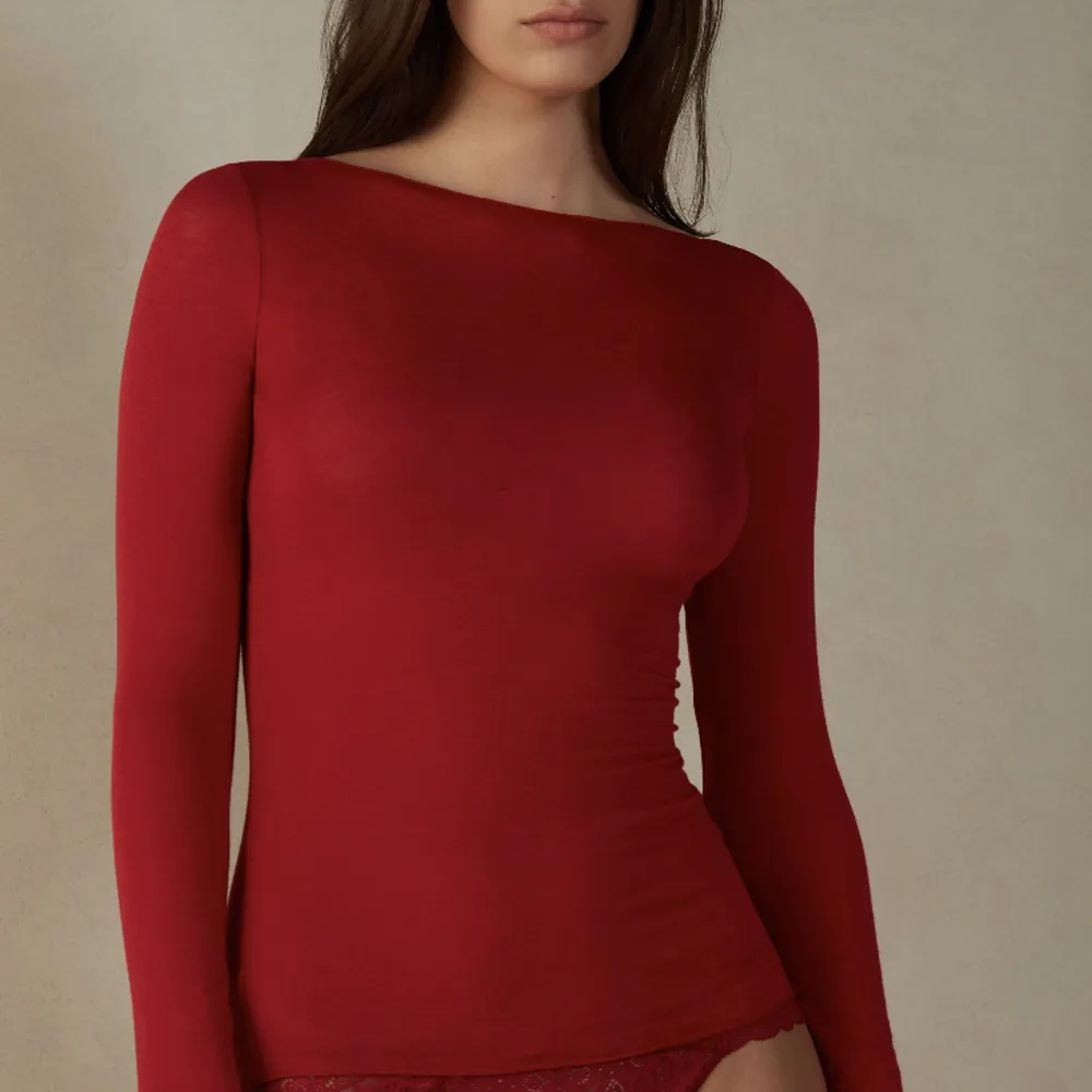 slutsåld Intimissimi kashmir tröja, fin röd färg❤️ använd en gång, det är den ljusare röda av de två som fanns. Tröjor & Koftor.