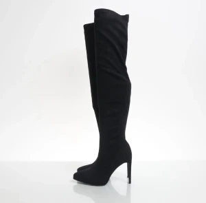 Knee- high boots - Supersnygga knähöga boots, säljes då de är mer utav en 38-39 alltså lite mindre i strl, vilket blir lite tight på mig som är en 39-40 (Alltså är de lite små i storleken)