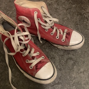 Converse - Äkta!! Kom privat för fler bilder de är den ända jag har nu. Dom kommer tvättas innan dom blir skickade💗