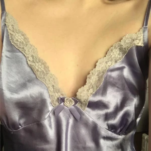 Satin klänning - Såå fin klänning i satin! Går att använda både som klänning och nattlinne. Har några dragningar och har kortat axelbanden genom o knyta dom som en quickfix, men går snabbt att sy fast vid önskad längd, bara att meddela migför fler bilder eller vid frågor!