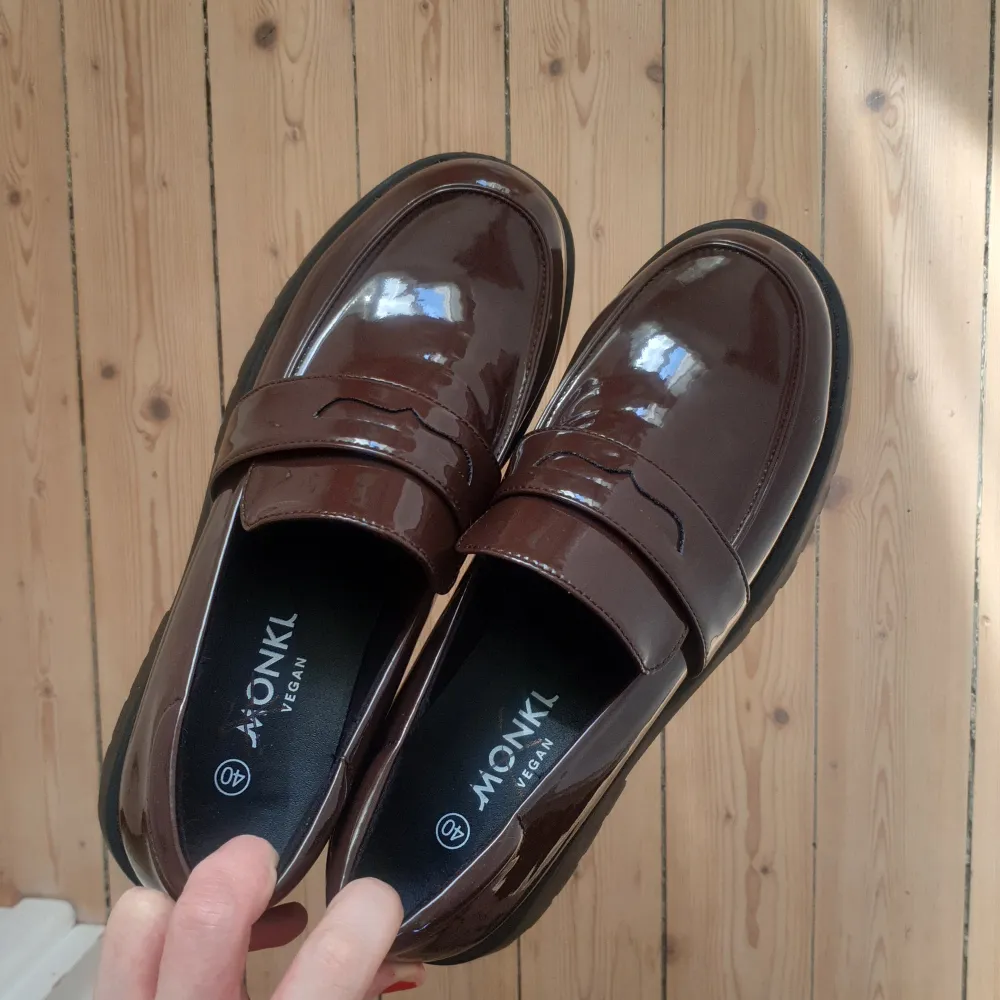 loafers i mörkbrunt veganläder i NYSKICK! önskar jag kunde spara dessa men de är lite för stora för mig.. Skor.