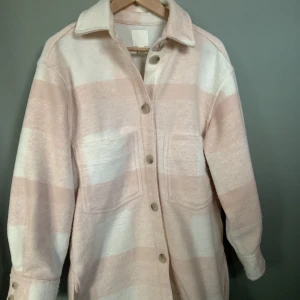 Skjortjacka - Skjortjacka från H&M. Använd endast enstaka gånger. Mestadels hängt i garderoben. 