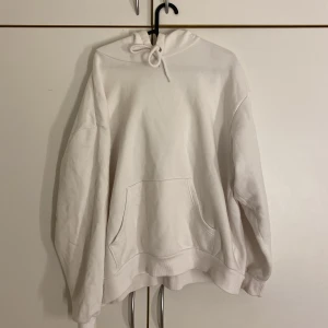 Hoodie  - Vit hoodie ifrån monki,  Använd 2-3 gånger,  Köpare står för frakt!