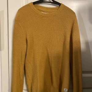 Gul stickad tröja från Dobber - Sitter rätt boxy på mig. Storlek: M