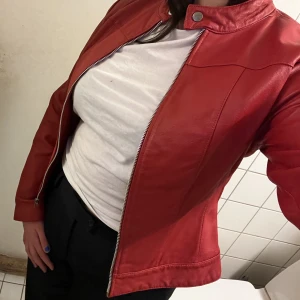 RÖD LÄDERJACKA - Supersnygg röd läderjacka (äkta läder) säljes. Lite skav runt kragen som inte stör/syns, smuts vid ärmarna, därav det låga priset. Strl: M passar strl XS-M. Rimliga prisförslag mottages<3 skicka iväg ett meddelande om du undrar något. 