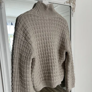 stickad tröja - stickad tröja, endast använd några få gånger 