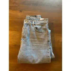 Funderar på att sälja dessa fina jeans från Dr.denim i modellen ”Nora”. Använda 1 gång, tog av lappen och kunde därav inte lämna tillbaka dom. (små i storleken)
