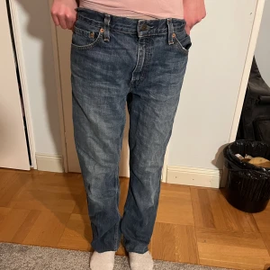 Vintage levis jeans - Supertuffa asfräna levis jeans. Avklippta för att passa nån som är lite kortare typ 160-163 kanske