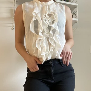 Vit blus - Vit linne blus med massa detaljer framtill. I bra skick! 