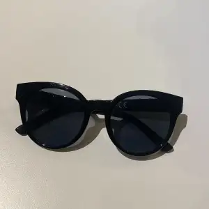 Solglasögon med silvriga detaljer.