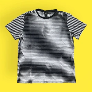 Svartvit randig t-shirt - En fin tröja från H&M i storlek M.  I fint skick. För mått eller fler bilder kontakta mig :)