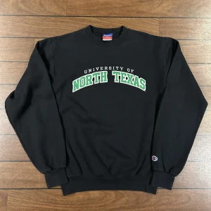 Champion North Texas sweatshirt  - Snygg vintage sweatshirt med en snygg brodyr! Storlek S! Bara att skriva om du undrar över något🙏