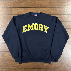 Champion Emory Sweatshirt  - Snygg vintage sweatshirt från champion i storlek S! Bara att skriva om du undrar över något🙏