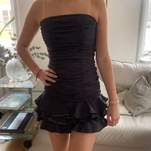 Klänning - Säljer denna super snygga svarta klänning💘💘💘