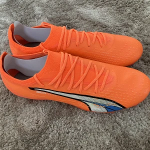 Puma fotbollsskor  - Puma ultra ultimate FG/AG fotbollsskor. Helt nya och oanvända! Storlek 42.5 Hör gärna av er om ni har frågor:) Nypris är 2499kr