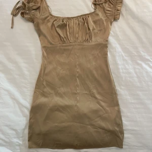 Fashion Nova 00s klänning  - Fin klänning som köptes 2020. Sitter fint på och Höör i ganska bra skick. 