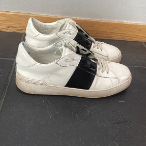 Valentino skor - Valentino skor köpta förra sommarn. Skick 7/10. Inge tillbehör medföljer. Stl 44. Kvitto finns