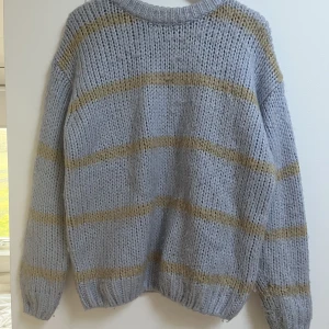 Stickad tröja  - Ljusblå och gul stickad från ASOS 💕