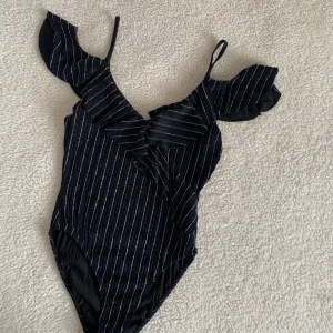 ZARA BODY MED GLITTER - Snygg off-SHOULDER body från ZARA med volanger, invävt blått och silvrigt glitter. 