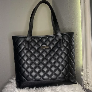 VÄSKA  - Oanvänd fin väska.  Säljs pågrund av har för många väskor samt bara hänger bland alla andra! 