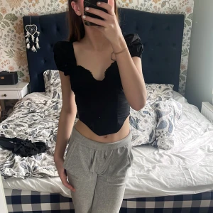 Fin topp - Säljer även denna fina topp som också är från H&M. Aldrig använd och väldigt bra skick! Kontakta mig vid intresse❤️