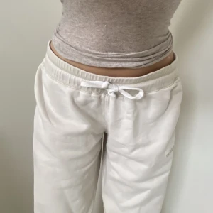 lågmidjade mjukisbyxor ❤️‍🔥 - lågmidjade beige/vita mjukisbyxor från adidas 💘 fint skick! 