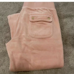 Juicy Couture Byxor Ljusrosa - Superfint skick. Lite defekta vid hälarna då de va lite långa på mig. Jag är 166 ungefär❤️ Skrolla för fler bilder med de på 🫶🫶