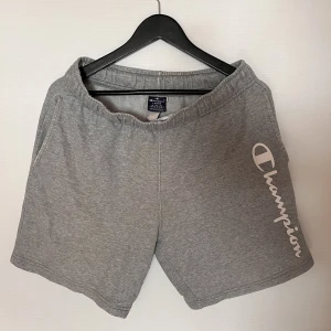 Champion shorts - Champion grå mjukisshorts. Bra skick inga hål eller skador så vitt jag vet. Nypris ca 240