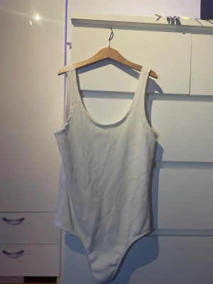 Vit body från BikBok - Vit body från BikBok Använd men i bra skick Storlek S