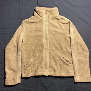 Vintage Nike Fleece - Säljer ett av mina favoritplagg någonsin! En fantastisk och mysig fleece i väldigt bra skick. Hör av dig om du har frågor