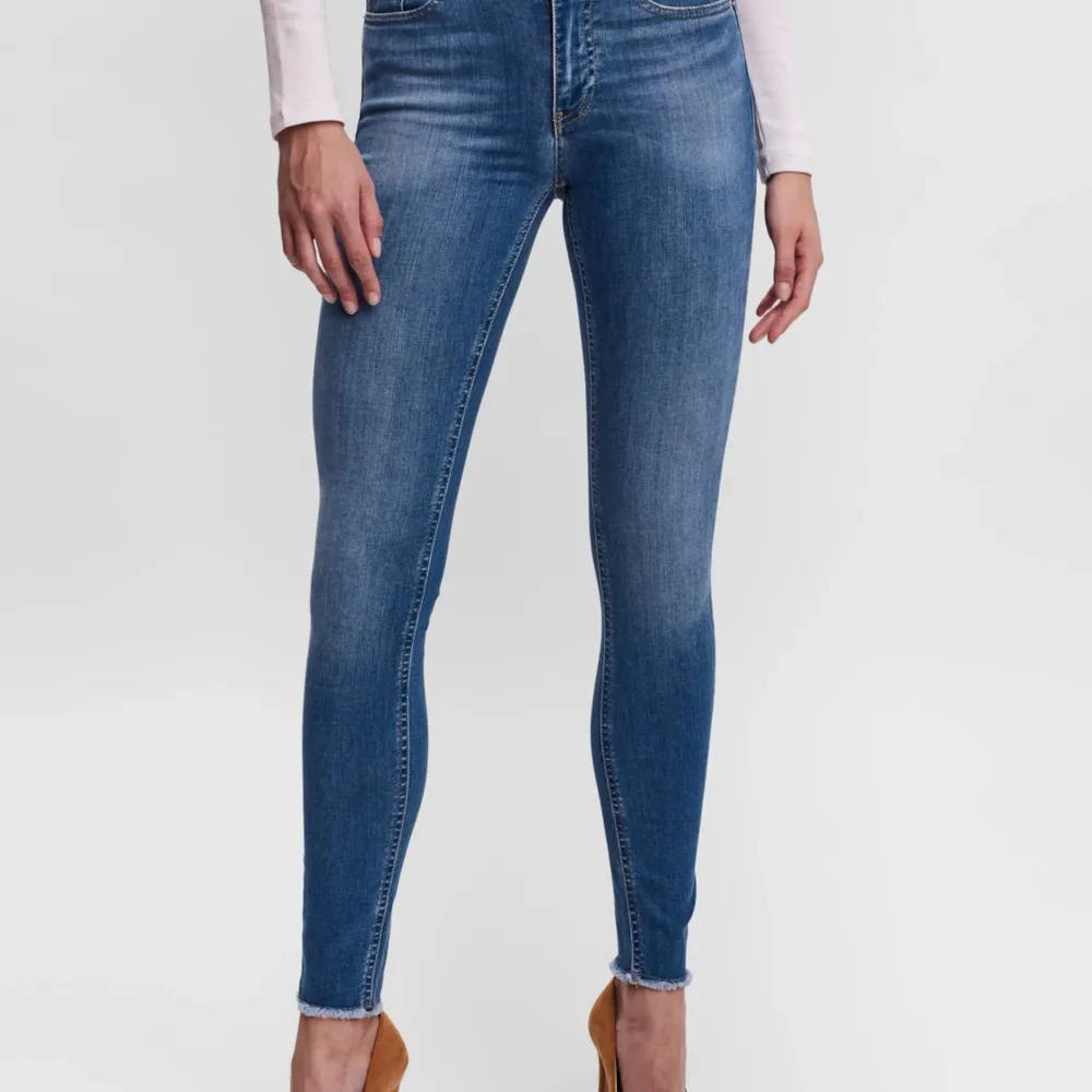 Blåa jeans från VeroModa, strl xs/32. Jeans & Byxor.