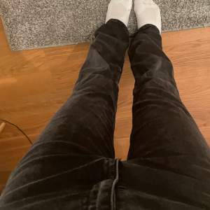 Här är ett par jeans k bra skick, inga hål eller fläckar! Dem är högmidjade bootcut jeans, dem är i storlek 34. Kontakta för frågor, pris eller fler bilder❤️🤩 köpta för ca 399kr