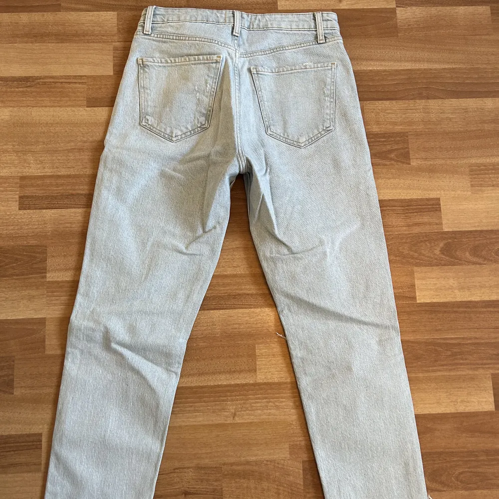 Väldigt ljusblåa jeans från zara med slitningar vid knäskålarna. Knappt använda! 💕. Jeans & Byxor.