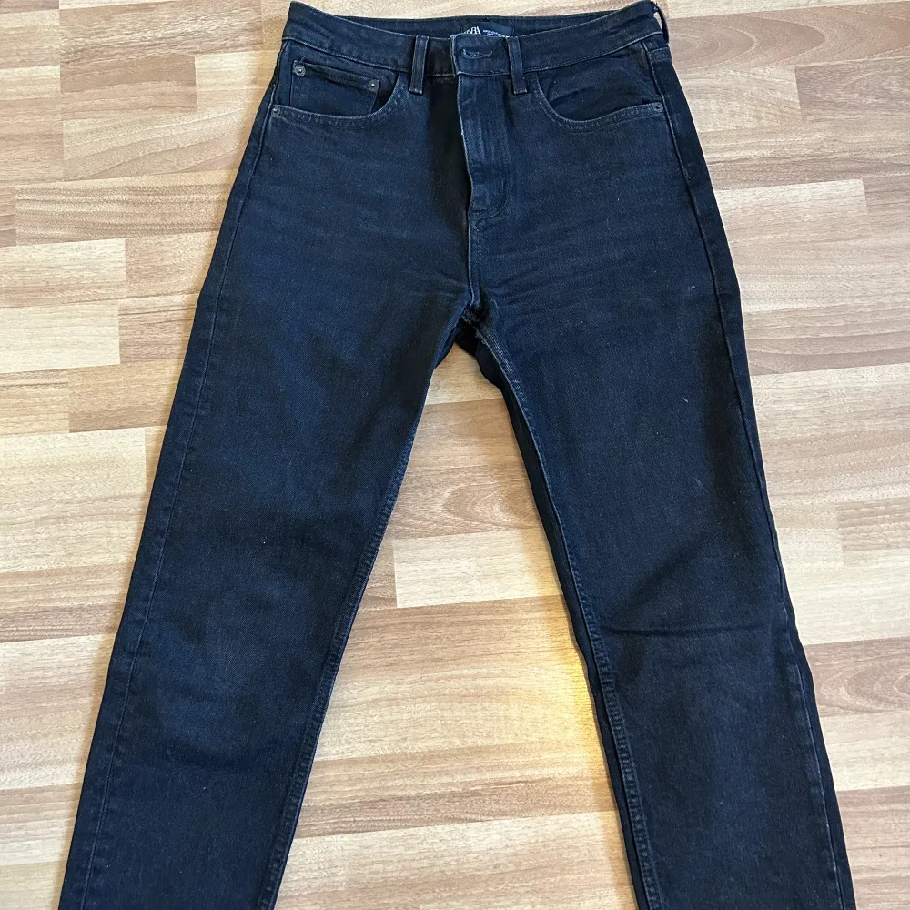 Svarta superfina jeans från Zara. Använda men utan anmärkningar då de har hållt sig mycket fina i färg och kvalitét! . Jeans & Byxor.