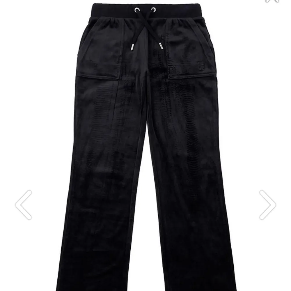 Helt nya svarta juicy couture embro byxor, fickor fram och bak. Stl 170/176. Nypris 800, säljes för 700 kr. Finns i Sandviken.. Jeans & Byxor.
