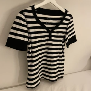 Randig kortärmad tröja / t-shirt - Jättefin randig t-shirt i nyskick! Från kappahl❤️‍🔥❤️‍🔥