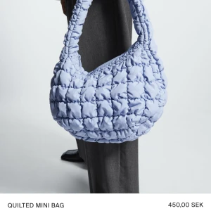 Väska - Väska från Cos. Helt ny, jättebra skick. Väskan är mer lila än första bilden🥰skriv för fler bilder!