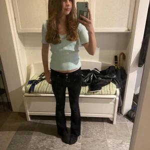 Fin vår tröja - Jätte fin tröja ifrån Gina Tricot! Köptes sommaren 2022. Passar verkligen till allt! Härlig färg!