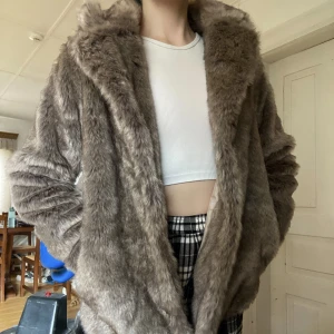 Fake pälsjacka  - Fake pälsjacka! Säljs då den aldrig blivit använd (lite oversize i storleken)