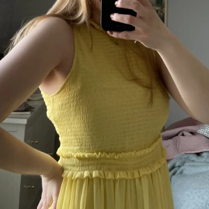 Gul klännig från Zara  - Urgullig klänning från Zara med fina detaljer. 
