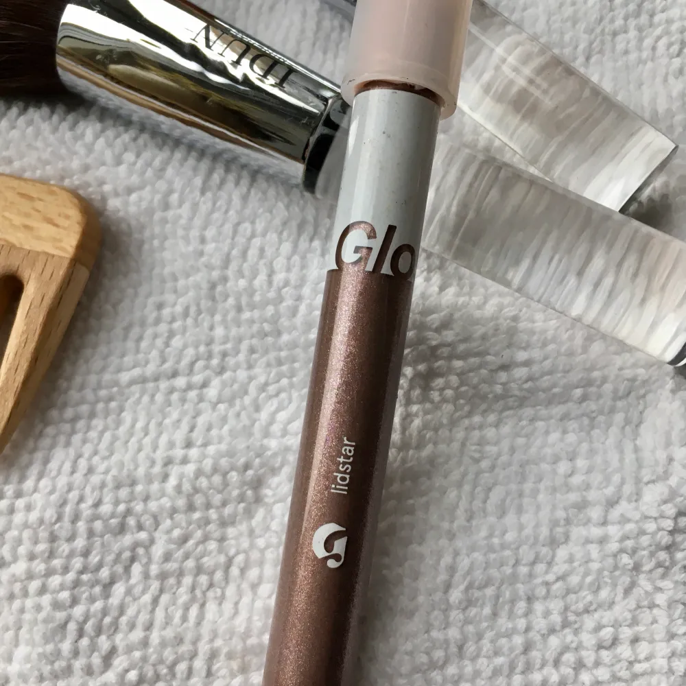 Ögonskugga från Glossier. Använd enbart et fåtal gånger men funkar ej för mig pga känsliga ögon. . Accessoarer.