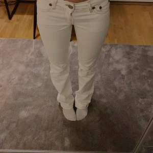 fina vita low waist jeans i stl 25 från Massimo Dutti❤️ är ca 162 och passar perfekt i längden!❤️kontakta gärna  för frågor❤️OBS tryck inte på köp nu förrens vi bestämt tack !