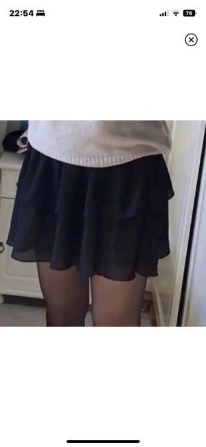 volangkjol - jättefin svart volangkjol😁💘 storlek S och kommer inte ihåg orginalpriset, helt oanvänd 💞