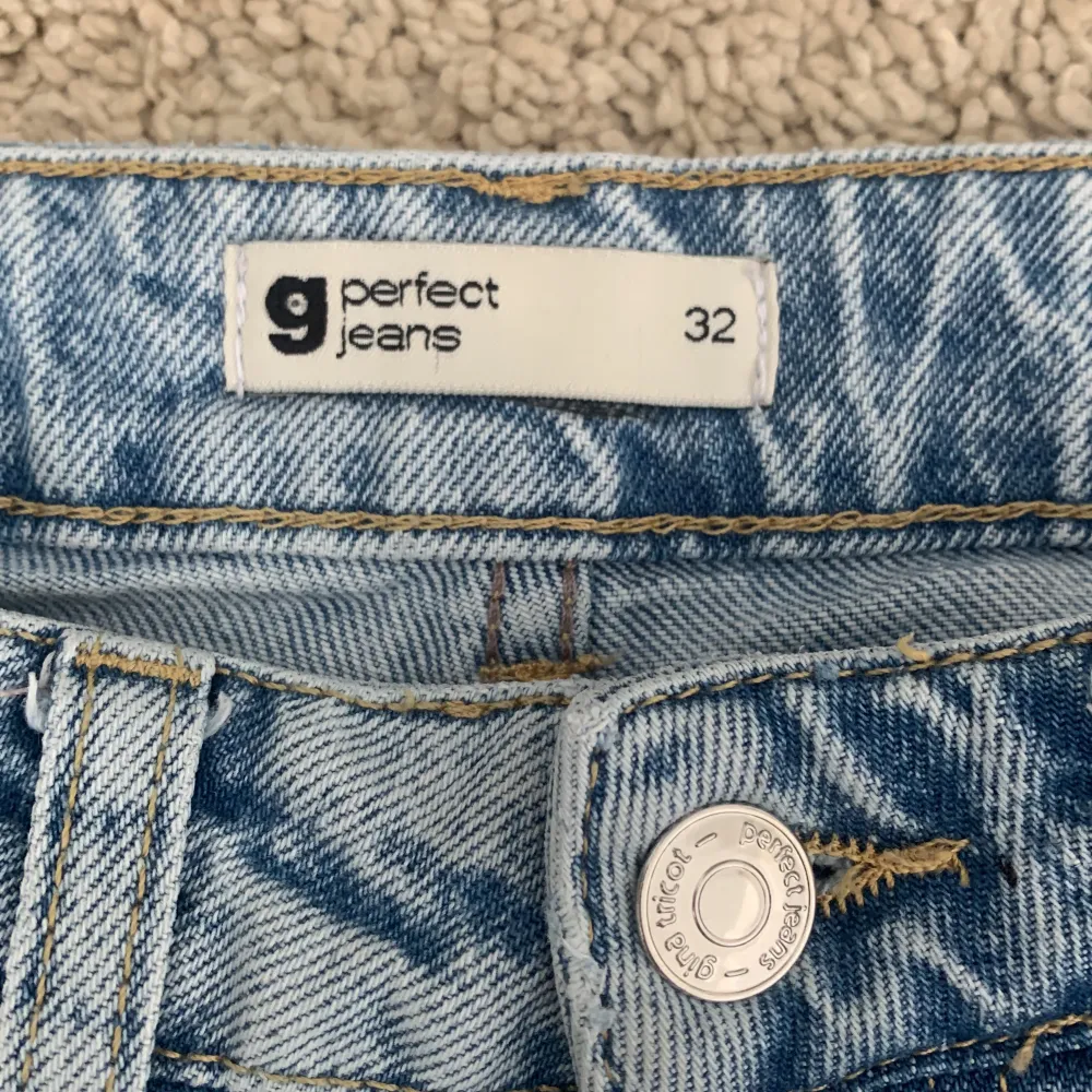 Säljer dessa ljusblå mid waist jeans från Gina Tricot för att de är för små. Sparsamt använda, max 5 ggr ungefär. Står inte för postarens slarv. Storlek 32. Nypris 599 kr, säljer direkt för 350  kr + frakt.. Jeans & Byxor.