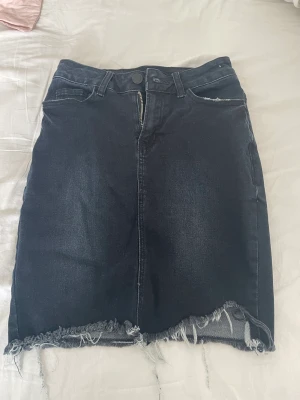 Jeanskjol - Mörkblå jeanskjol från newyorker i st XS.