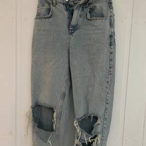 Straight leg jeans med hål och slitning. Köpt från ASOS för 600kr 