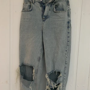 Straight leg jeans  - Straight leg jeans med hål och slitning. Köpt från ASOS för 600kr 