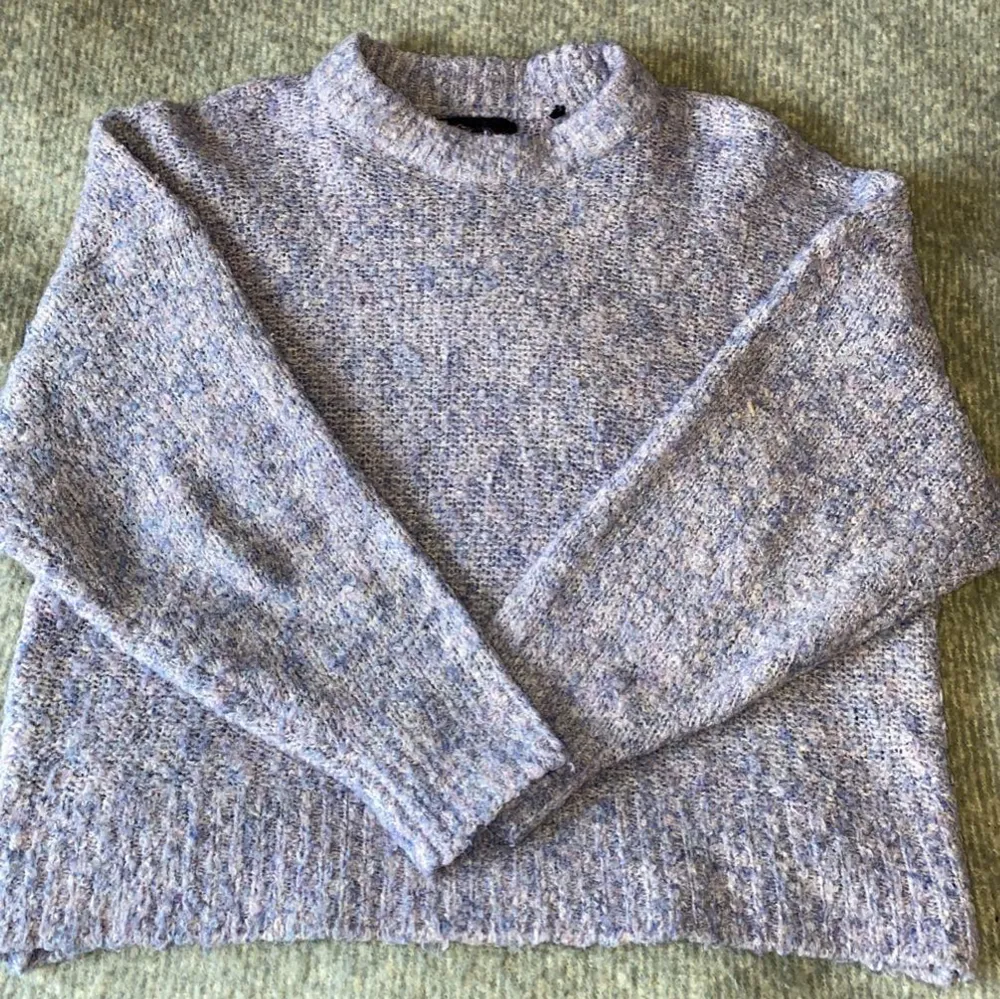 Säljer denna lila/blå stickade tröjan från Pieces då den inte kommer till användning längre. Tröjan är lite ”cropad” i modellen men passar mig som vanligtvis har storlek S.. Stickat.